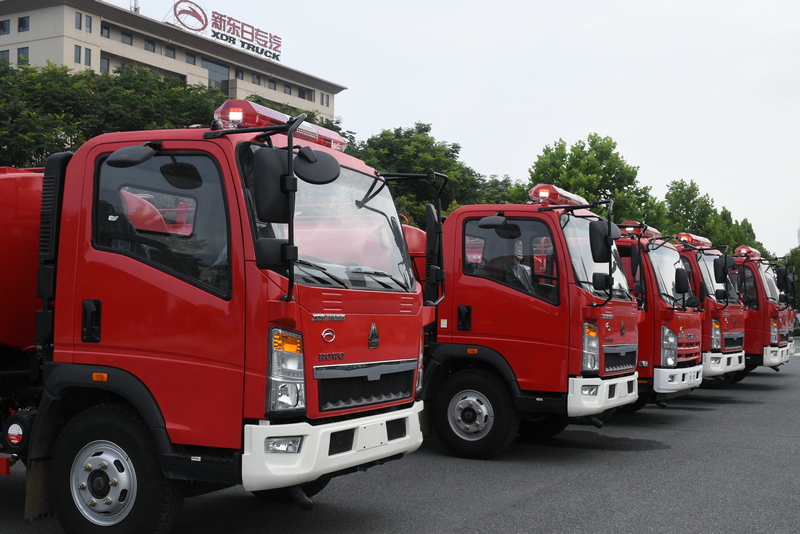 六輛重汽豪沃水罐灑水車 檢驗合格準(zhǔn)備發(fā)車